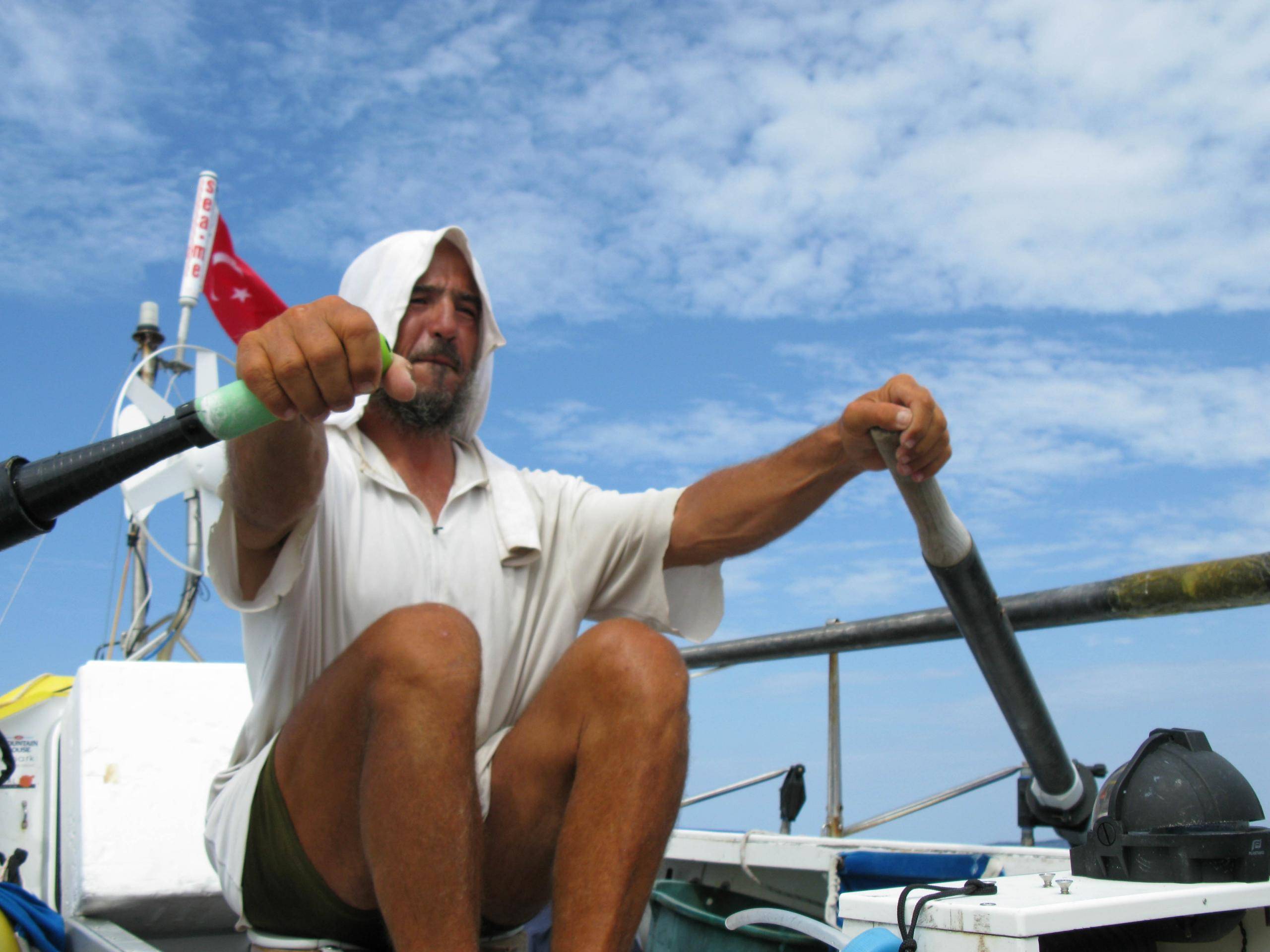 OKYANUSLARDA YALNIZ BIRAKILAN TÜRK DENİZCİ: ERDEN ERUÇ