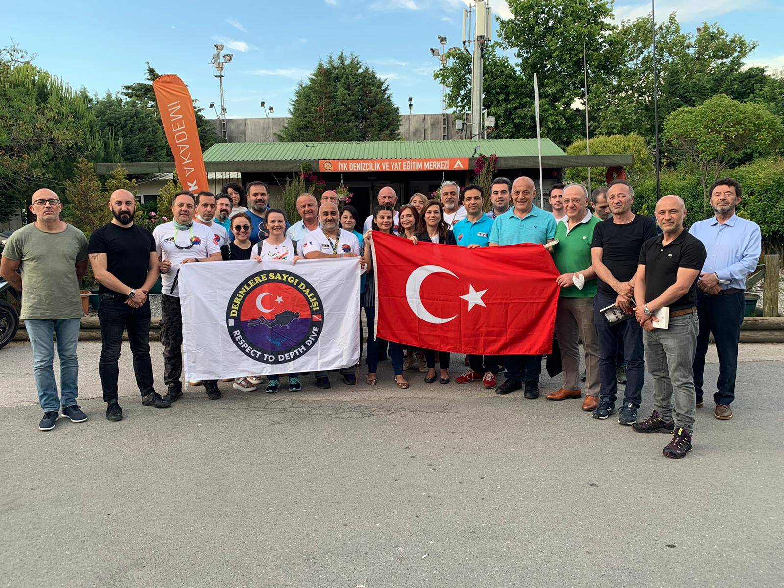 DALGIÇLAR İÇİN ASLA VAZGEÇME ASLA’YA ÖZEL İMZA GÜNÜ