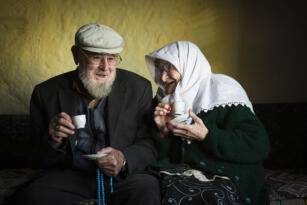 AYNI YASTIĞI KONAN BAŞLAR VE SOHBETLE İÇİLEN KAHVE