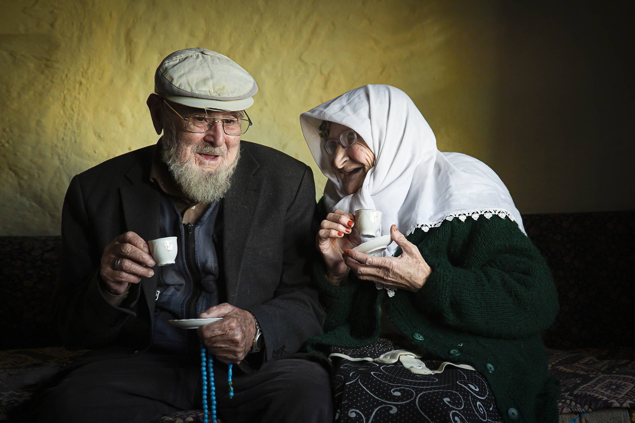 AYNI YASTIĞI KONAN BAŞLAR VE SOHBETLE İÇİLEN KAHVE