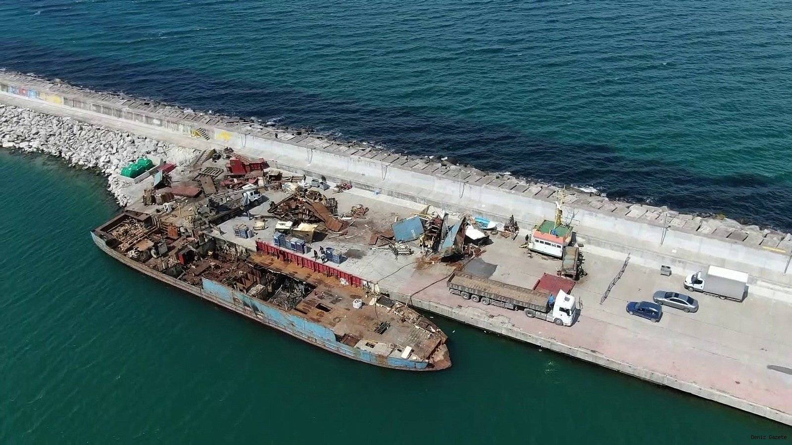 silede-yanan-1976-insa-yuk-gemisi-parcalara-ayriliyor-20210415AW29-1