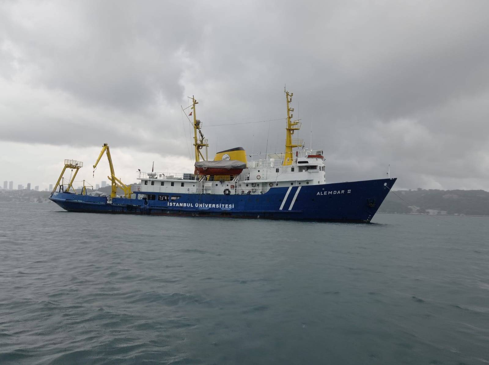 R/V Alemdar deniz salyasını araştırmak için Marmara Denizi’nde