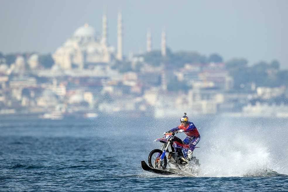 Motosikletle İstanbul Boğazı’nı Denizden Geçmek Hayal Değilmiş