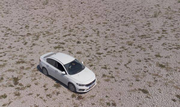 kuruyan-aksehir-golu-nun-ortasinda-aracla-3-14375277_o