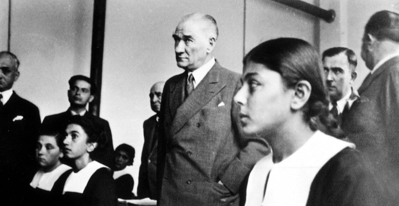 1937_11_19- Adana'da İsmet Paşa Kız Enstitüsü’nde tarih dersi dinlerken_ (19 Kasım 1937)_ (4)