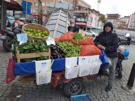 Seyyar tezgahtan çıkan yazar okuyucuyla buluştu