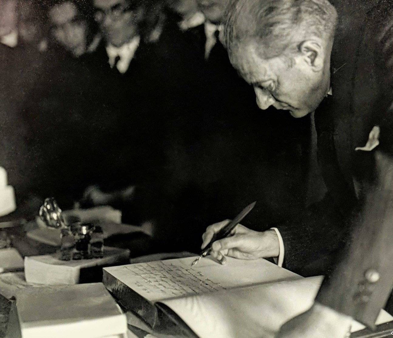 1930_12_15-İstanbul Üniversitesi'ni ziyareti sırasında Hukuk Fakültesi’nde _(15 Aralık 1930)_ (2a)