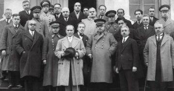 Başöğretmen Atatürk Balıkesir Orta Mektebi ziyaretinde