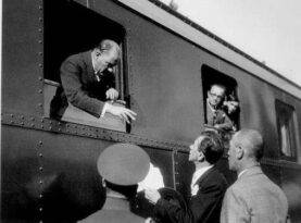 Cumhurbaşkanı Atatürk Kütahya İstasyonu’nda verilen dilekçeyi incelerken