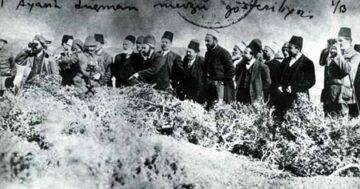 Atatürk, İstanbul’dan gelen milletvekillerine muharebelere ilişkin bilgi veriyor