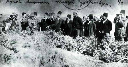 Atatürk, İstanbul’dan gelen milletvekillerine muharebelere ilişkin bilgi veriyor