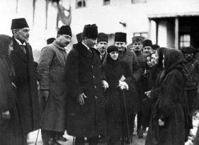 Atatürk ve Latife Hanım Konya’da kız öğrencilerle birlikte