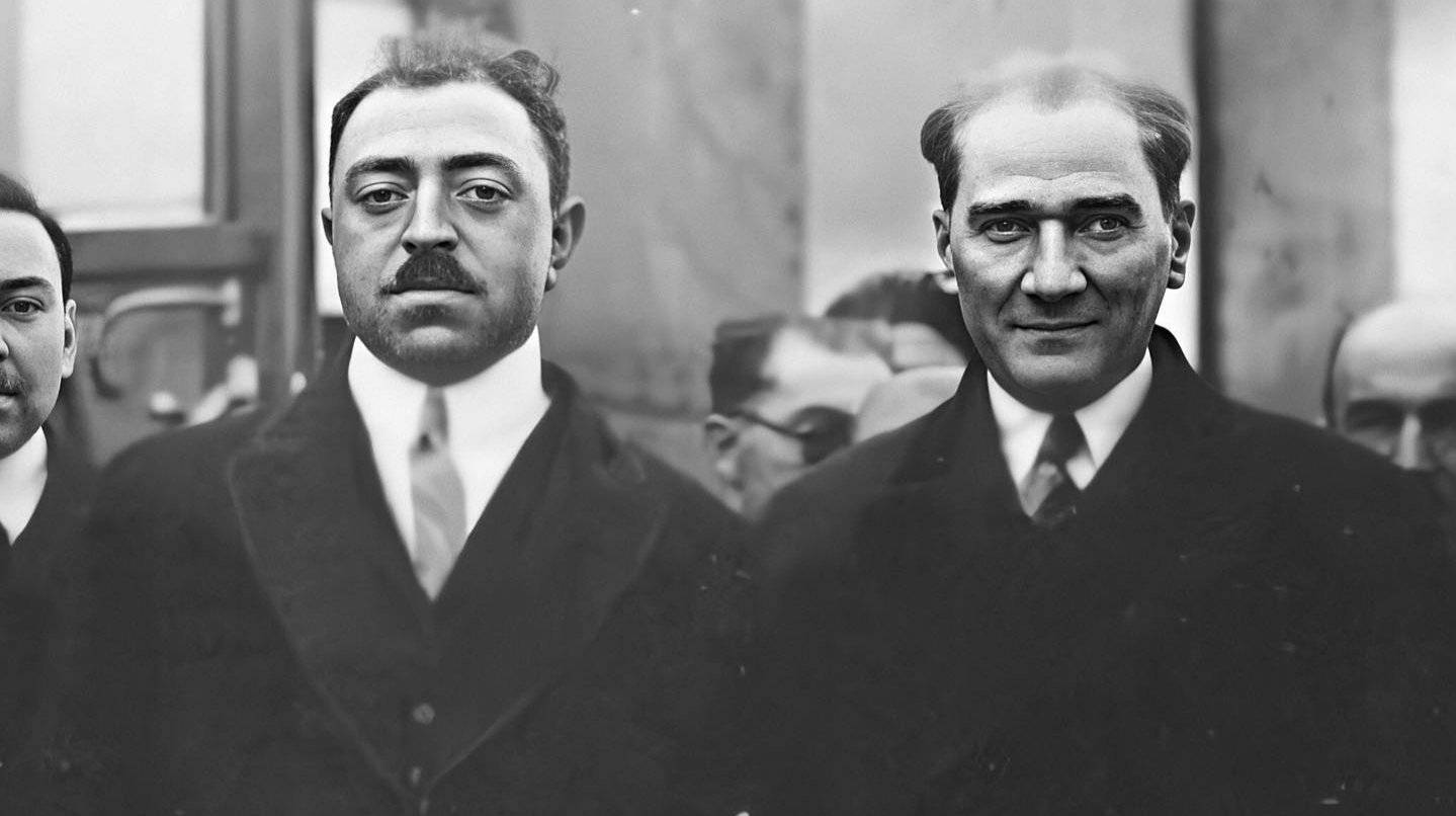 Atatürk’e, Afgan Kralı tarafından “Aliyülala Nişanı” verilişi