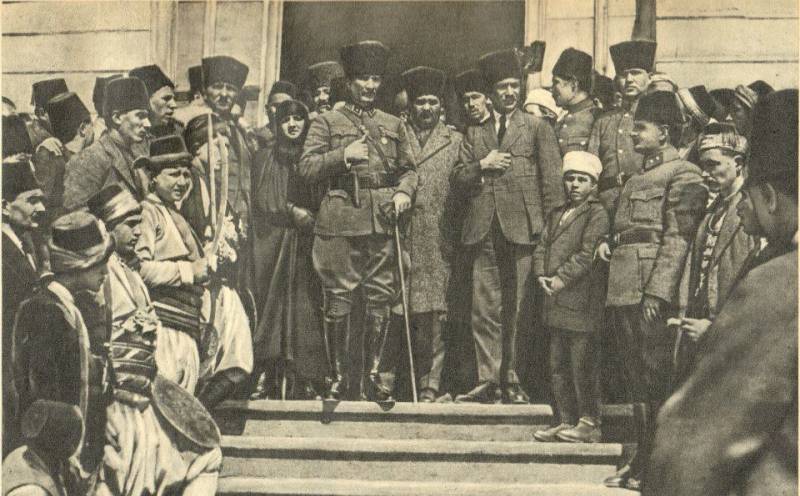 Atatürk, Latife Hanım ile Afyon ziyaretinde
