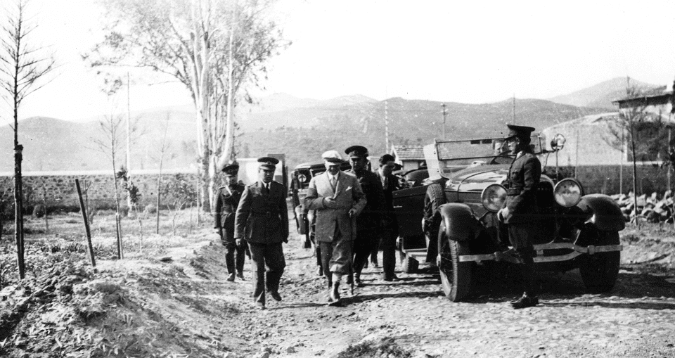 Atatürk İzmir’deki Reşadiye Tayyare Alay Karargahı’nda