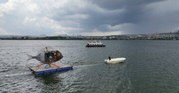 MOGAN GÖLÜ’NE BIRAKILAN ATIKLAR SANAT ESERİNE DÖNÜŞTÜRÜLDÜ…