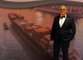 KAPTAN ULUÇ HANHAN’A İZMİR TARİHE SAYGI YEREL KORUMA ÖDÜLÜ