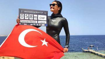 SUALTI SPORLARINDA YENİ BİR DENİZ KIZI DOĞUYOR
