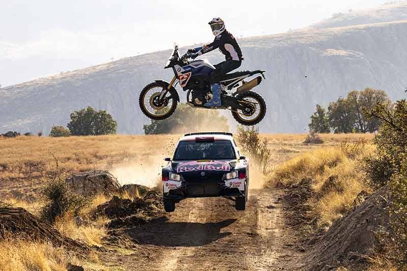 MOTOSİKLET VE OTOMOBİL KARANLIK KANYONDA KAPIŞIRSA…