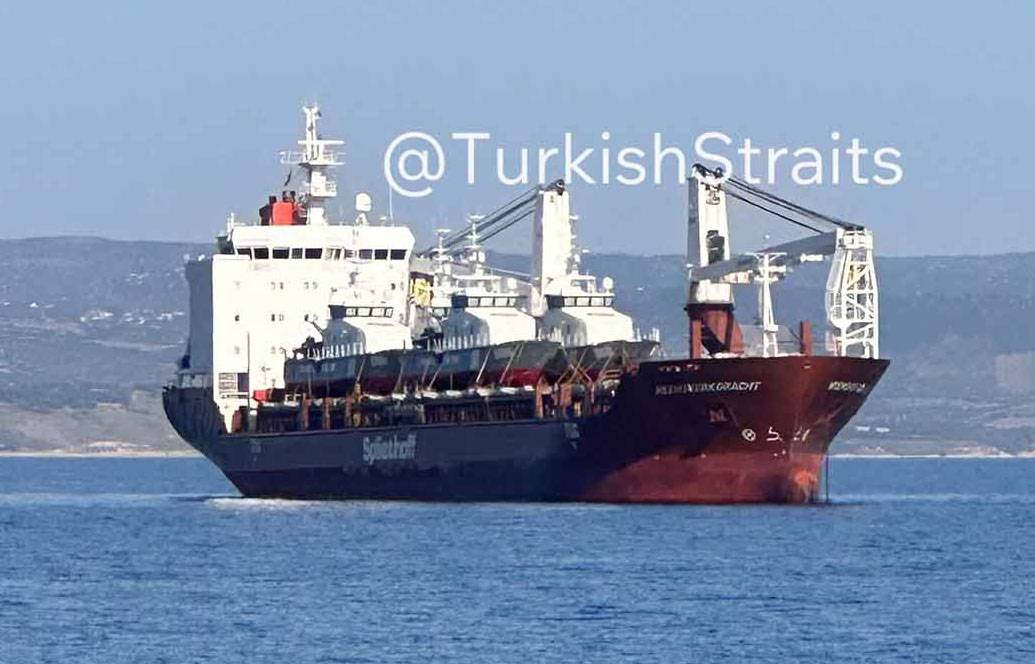 SAVAŞIN SÜRDÜĞÜ KARADENİZ’E ASKERİ GEMİ TAŞIYAN TİCARİ GEMİ GİDİYOR