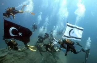 ŞANLI ZAFERİN 50. YILINDA DALGIÇLAR REKOR KATILIMLA SUALTINA İNDİ