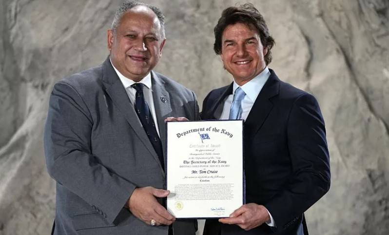HOOLYWOOD YILDIZI TOM CRUİSE’YE DONANMA ÖDÜLÜ