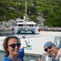 DENİZ SEYYAHI ÇİFT TEKNELERİNE VEDA ETTİ… BAŞKA TÜRLÜ YAŞAMAK SLOGANIYLA DÜNYAYI DOLAŞIYORLARDI