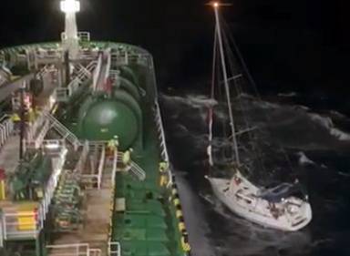 AKDENİZ'DE GEMİNİN KURTARDIĞI YELKENLİ 11