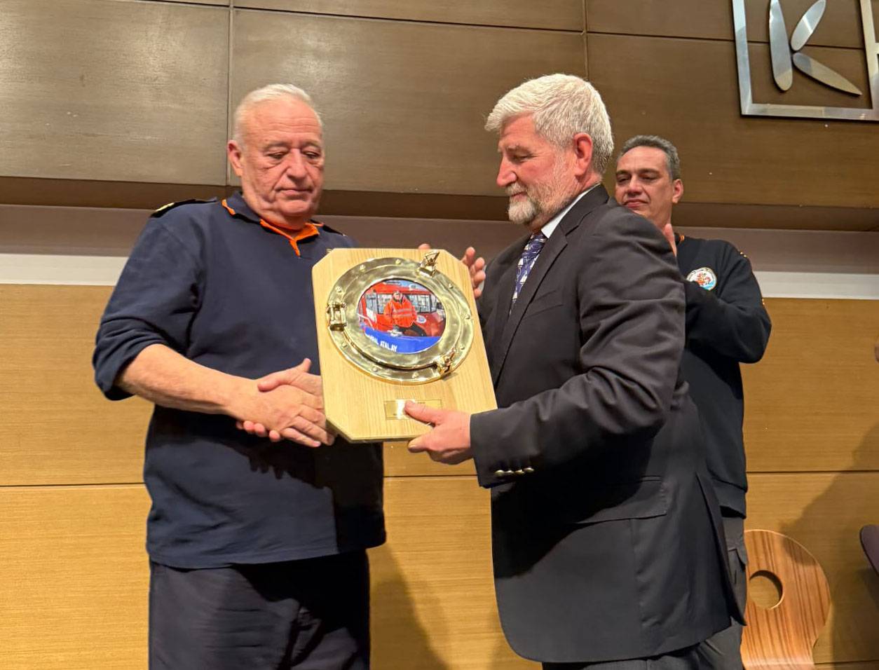 DENİZDE GÖNÜLLÜLÜK YARIŞINDA BAŞKANLIK BAYRAĞI TURGAY AYTAÇ’A GEÇTİ