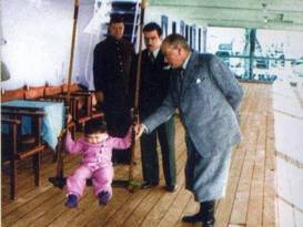 ÇOCUKLAR KADAR ŞENDİ… O FOTOĞRAF 17 ŞUBAT 1935 GÜNÜ EGE GEMİSİNDE ÇEKİLDİ