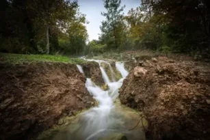 20 YIL ÖNCE KURUYAN DERE DEPREMLE BİRLİKTE YENİDEN AKMAYA BAŞLADI