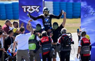 ALTIN ELBİSELİ ADAM SÖYLEMİŞTİ: “TOPRAK DÜNYA ŞAMPİYONU OLACAK”