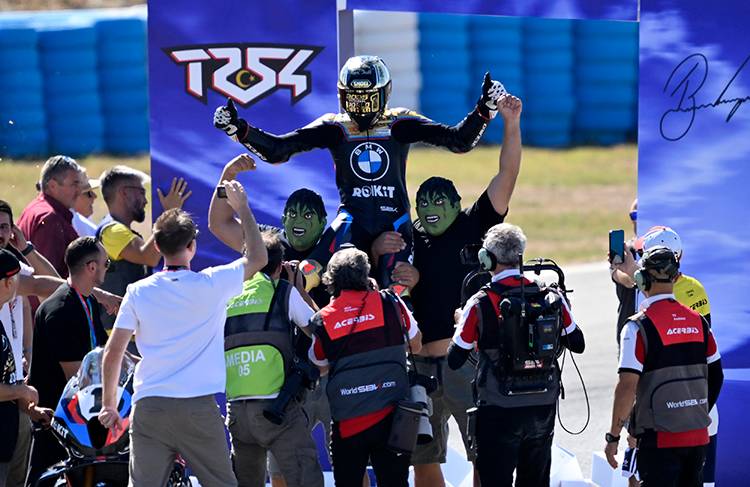 ALTIN ELBİSELİ ADAM SÖYLEMİŞTİ: “TOPRAK DÜNYA ŞAMPİYONU OLACAK”