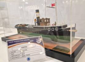 MODELLERİYLE ZAMANA MEYDAN OKUYAN GEMİLER TUZLA’DA SERGİLENİYOR