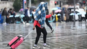 AKOM’DAN SOĞUK VE YAĞIŞLI HAVA UYARISI: İSTANBUL İÇİN SAAT VERİLDİ, KUVVETLİ GELİYOR