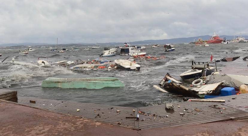 İSTANBUL’DA ŞİDDETLİ FIRTINA HAYATI FELÇ ETTİ: AĞAÇLAR DEVRİLDİ, ÇATILAR UÇTU, TEKNELER ZARAR GÖRDÜ