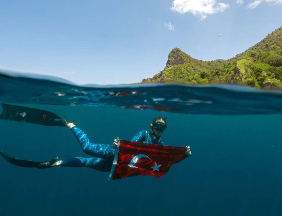 ŞAHİKA ERCÜMEN REKORUNU ÇOCUKLARA VE 23 NİSAN’A ARMAĞAN ETTİ