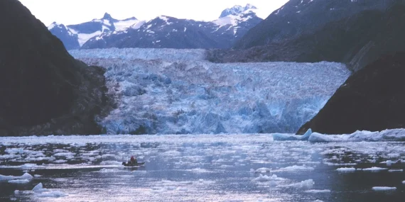 ALASKA’DA 480 METRELİK TSUNAMİ: BUZULLAR ERİYOR DAĞLAR ÇÖKÜYOR