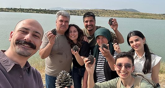 AKBELEN DİRENİŞÇİSİ ESRA SERBEST KALDI… ÇOK SEVDİĞİ ÇAM KOZALAKLARIYLA KARŞILANDI